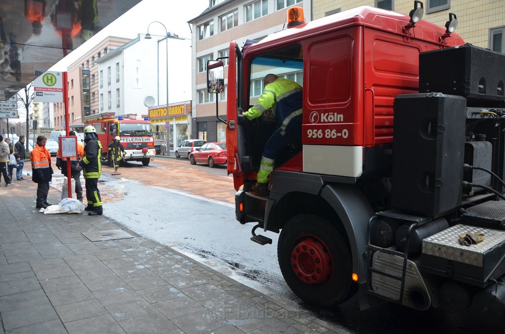 Stadtbus fing Feuer Koeln Muelheim Frankfurterstr Wiener Platz P277.JPG